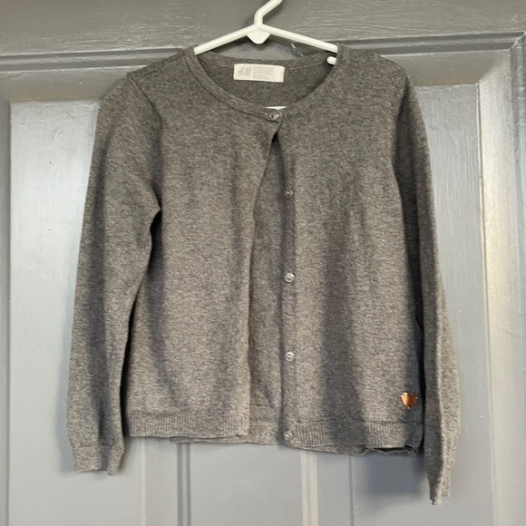 Girls H&M gray cardigan cotton sweater. Like new. Size 4-6Y. - Picture 1 of 6